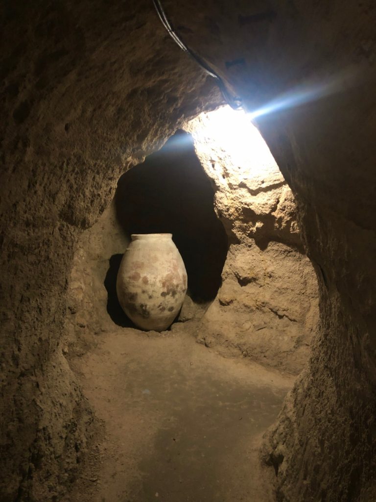 Nos encontramos numerosas tinajas durante el recorrido en las cuevas Árabes de Brihuega.