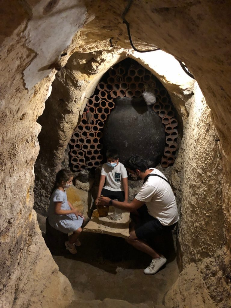 Mesa con banquitos en las cuevas árabes de Brihuega.