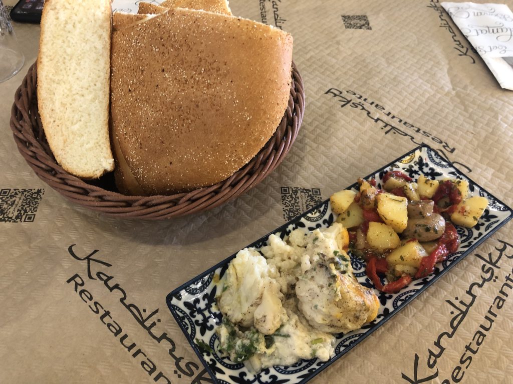 Pan y entrantes en el Restaurante Kandinsky (Fuenlabrada).