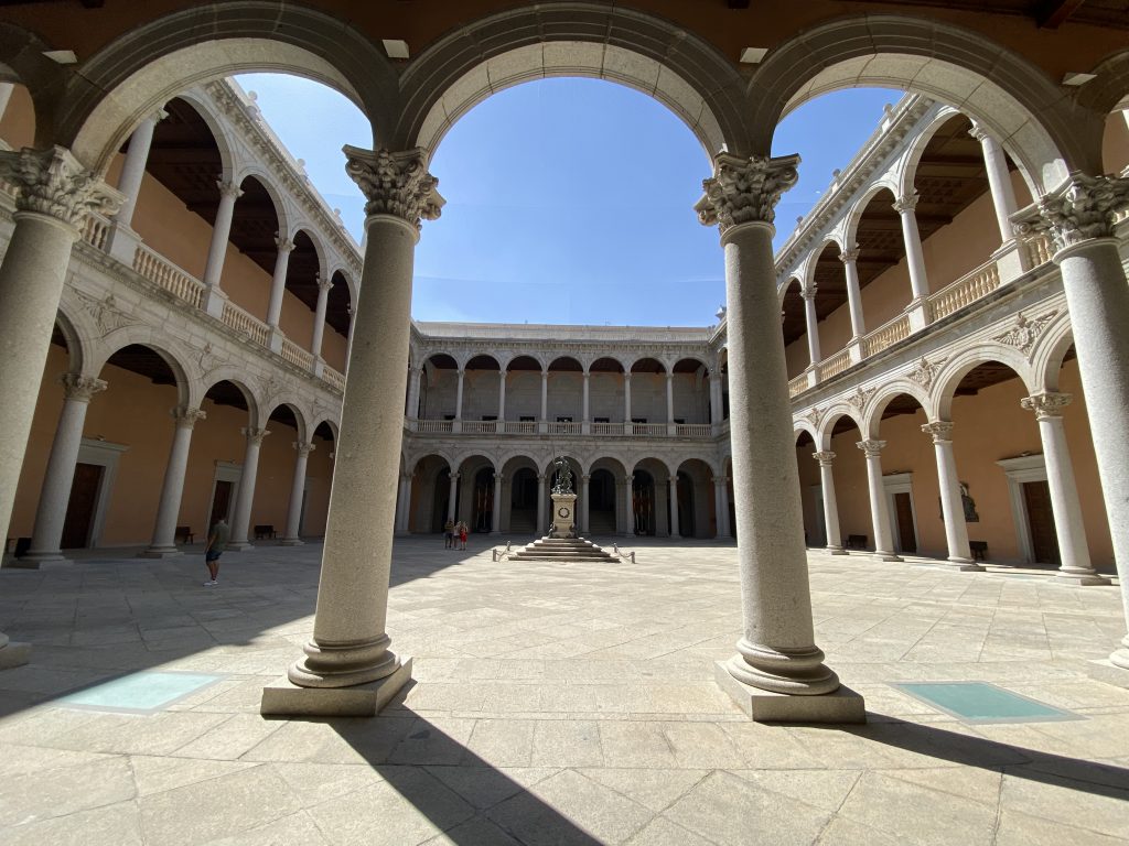Patio de Carlos V del Alcázar de Toledo.