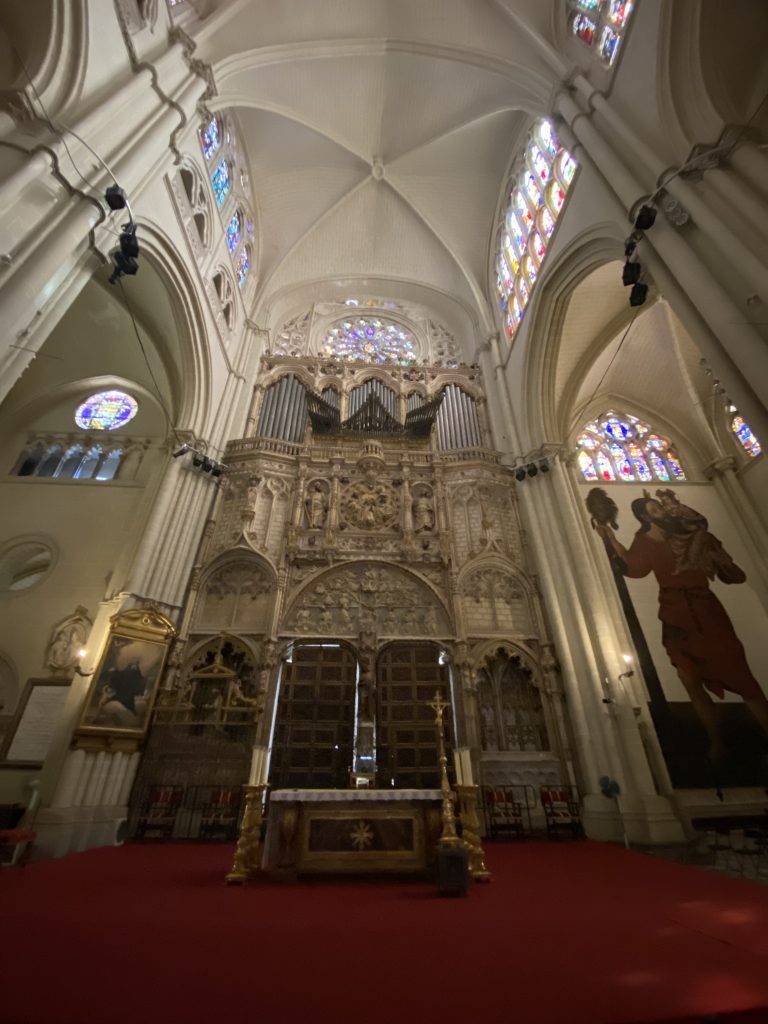 Transepto brazo sur en el medio; San Cristobal gigante a la derecha.