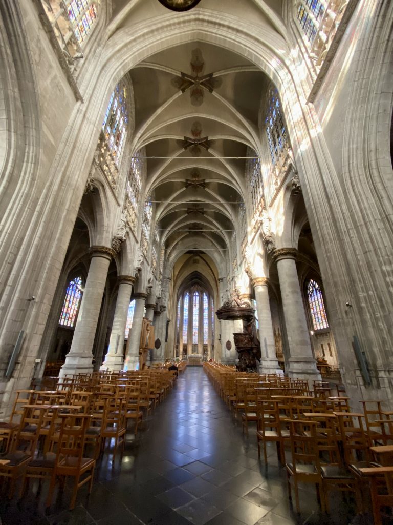 Interior de Notre Dame du Sablón (Bruselas).