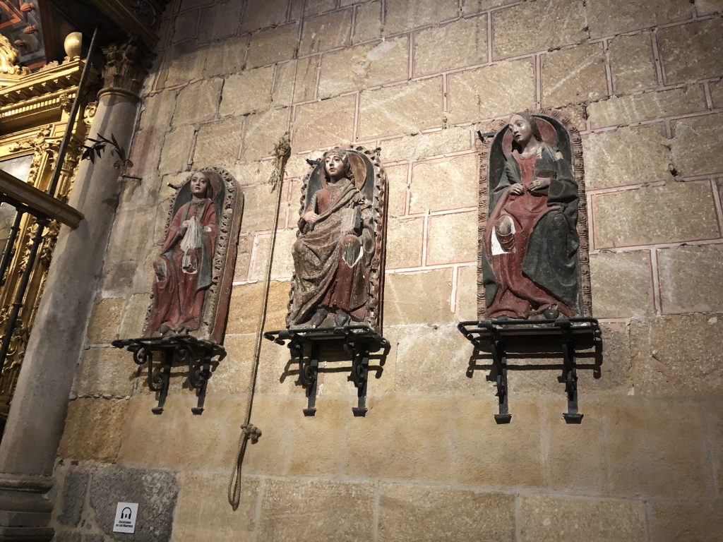 Escultura de los Mártires Vicente, Sabina y Cristeta.
