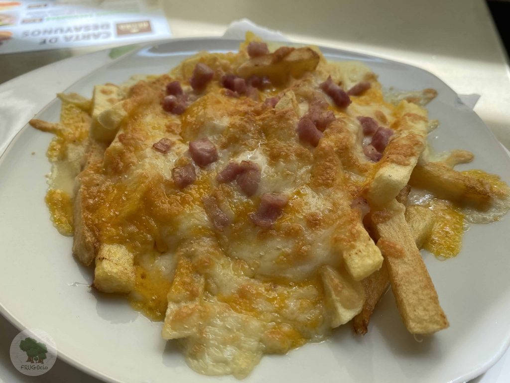 Patatas con queso y bacon