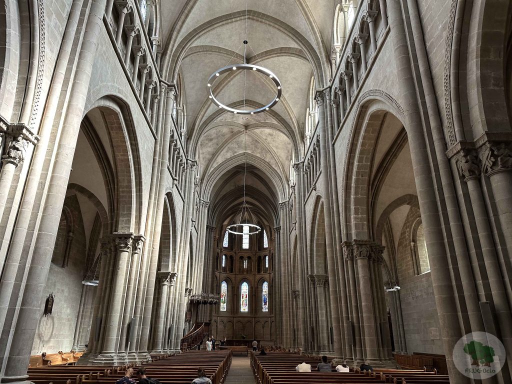 Interior de Catedral Saint-Pierre.